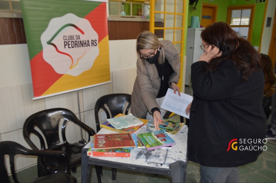 clube-da-pedrinha-doando-livros-alimentando-o-futuro