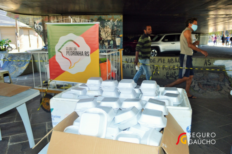 clube-da-pedrinha-participa-de-acao-que-entrega-comida-para-moradores-de-rua-na-capital