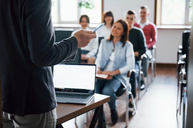 corretor-tera-que-realizar-cursos-de-educacao-continuada